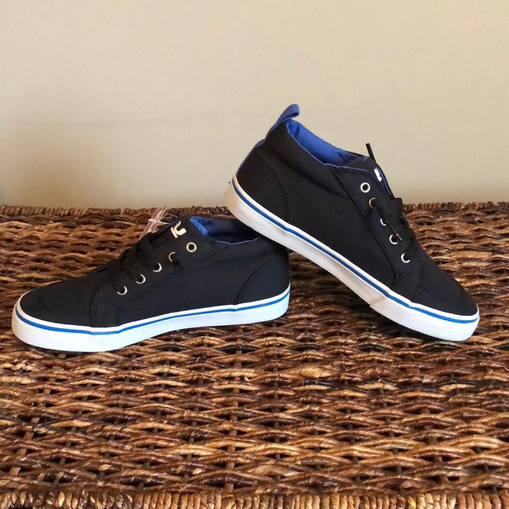 NEW Boy’s Canvas Shoes Size 4